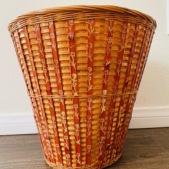 Handwoven light basket with red vertical striped pieces - Picture 8 of 9